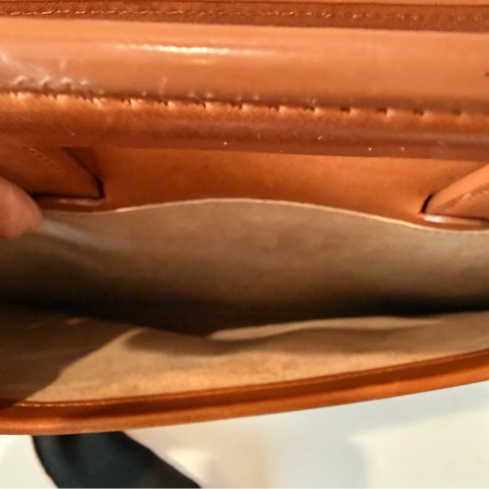 Sleek Tan Leather Briefcase with Detachable Shoulder Strap